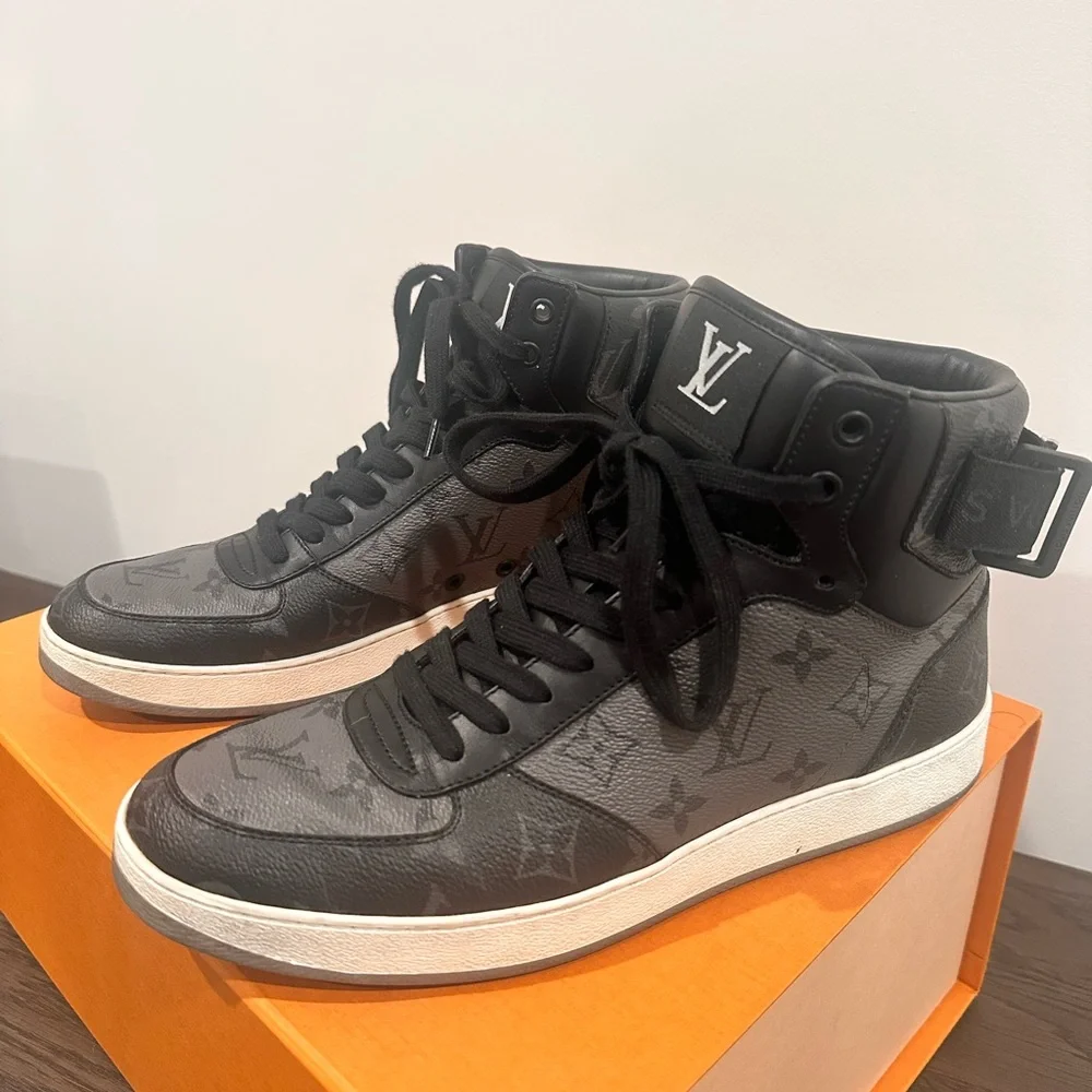 Louis Vuitton - Picture 2 of 7